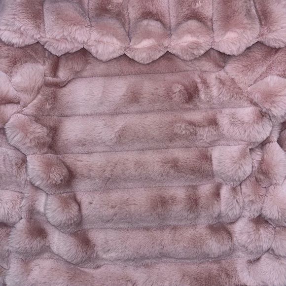 BRAND NEW! Luxurious Faux Fur Coat in Soft Pink - Picture 5 of 5
